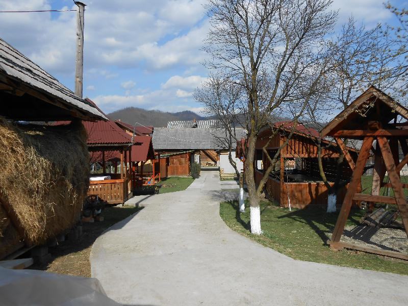 Cazare in Maramures - PENSIUNEA IN DEAL LA ANCUTA - Vadu Izei